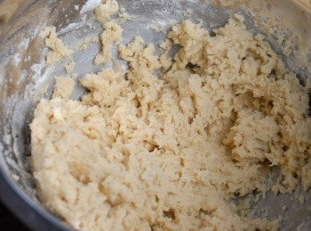 step1: 曲奇皮做法： 用電動打蛋器打發牛油及糖霜，然後加入雞蛋拌勻，到篩入中筋麵粉拌勻