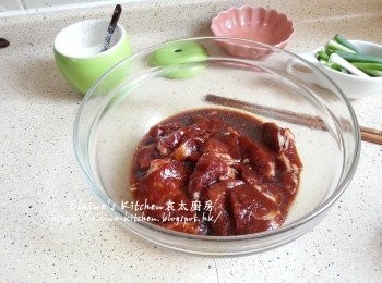 step4: 再加入生粉 , 麻油 , 2湯匙水拌勻醃1小時