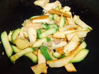 step3: 放入豆腐乾及秀珍菇炒匀後加入醬汁，加蓋焗1分鐘。