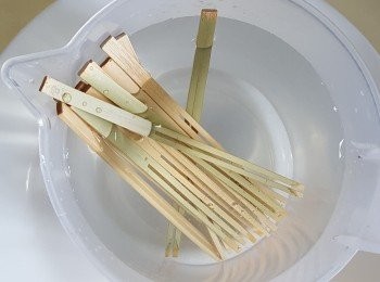 step4: 竹籤浸水15分鐘。
