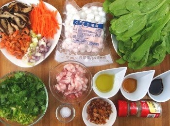 step1: 準備所有材料。香菇及蝦米先泡水10 分鐘瀝乾(香菇水可當高湯用)切絲,五花肉切絲,胡蘿蔔切絲,紅蔥頭及蔥白切末,芹菜及香菜都切末。