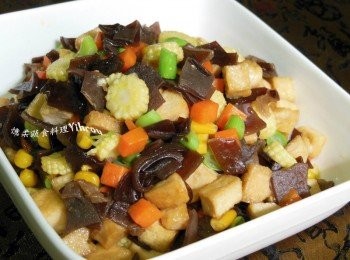 step1: 熱鍋下油炒香豆干丁盛起，接著炒熟紅蘿蔔丁和木耳丁，放入四季豆丁和玉米筍片加一點水炒熟，最後加入玉米粒.豆干丁和鹽拌一下即可。
