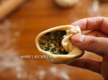 step10: 然後將<span class="group_3">餡料</span>填入，並用收折的方式將水煎包包好。