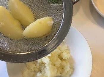 step4: 薯仔壓過篩，成為蓬鬆的薯蓉