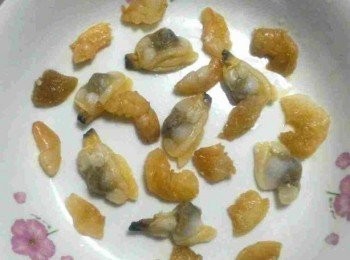 step1: 懶人可以將急凍海鮮用水冲冲，最好梗係正常解凍啦。習慣食咸嘅朋友建議可用豉油略作調味，想健康啲唔落又得。將海鮮平鋪在蒸碟上。