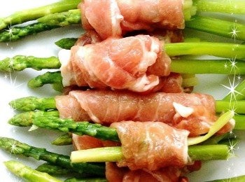 step3: 3.豬肉片用適量的鰹魚醬油,砂糖,太白粉,抓勻醃製半小時.然後再把川燙好的青蘆筍包再豬肉片裡捲起.