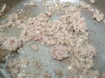 step1: 將茄子洗淨切條，浸在水中備用。熱鍋下油，先炒蒜蓉，再下免治豬肉，下魚露炒兩分鐘