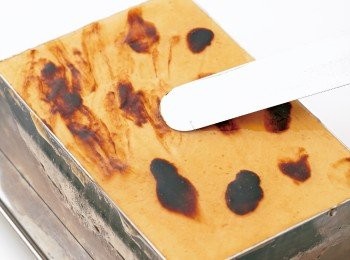 step31: 在29表面的幾處散放上咖啡液，並用抹刀抹開。