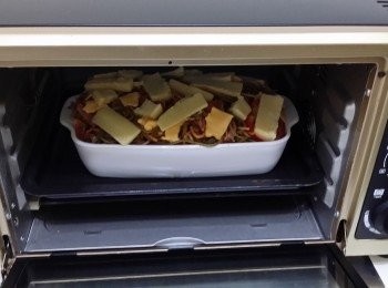 step8: 焗爐用上下火200度，大約焗1O至12分鐘到，見芝士溶化又金黄色