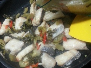 step14: 將調味料倒入,蓋上蓋略煮2-3分鐘