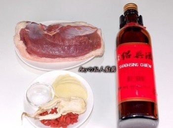 step1: 準備所有材料。將鴨胸表皮部份用刀輕輕劃出細格紋狀(可幫助鴨胸在浸泡時入味),用熱水汆燙過撈起沖冷水備用