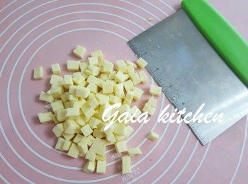 step4: 高融點芝士切粒(我今次切得太細)