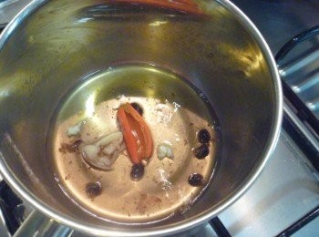 step2: 取小鍋子,倒入所有<span class="group_2">調味料</span>,蒜碎及辣椒,煮出香氣,續倒入昆布柴魚高湯煮滾.