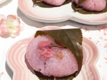 step5: 收口搓成球形加塊櫻葉包裹便可