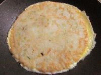 step2: 平底鍋熱油舀入<span class="group_2">麵糊</span>攤平,煎到金黃色後先盛起,再將蛋打散入鍋中,趁蛋未凝固將蛋餅平放上面使其黏著