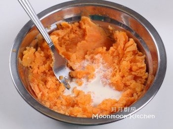 step29: 加1-2湯匙淡忌廉拌勻。