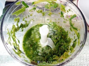 step1: 先把斑蘭葉碎段，放進攪拌器，再加入水一起打成斑蘭汁。