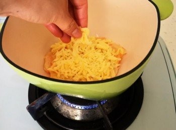 step6: 兩面煎至定型將乳酪絲撲滿上層
