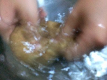 step1: 買愛玉子都有附說明書~真的很簡單~只要不要用到RO和逆滲透水~1兩的愛玉子加冷開水2400~3000CC的水(視喜愛軟硬程度) 我是用絲襪愛玉子先打一個結~剩下的再套一次再打一個結~放到冷水中搓5~10分鐘~水就會慢慢有糊綢狀~就可以放冰箱等待凝結~