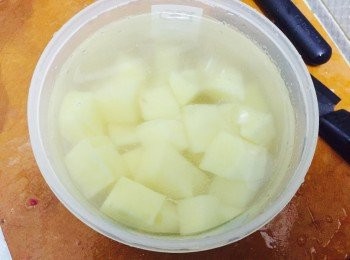 step1: 薯仔去皮切粒泡水（減少澱粉質）