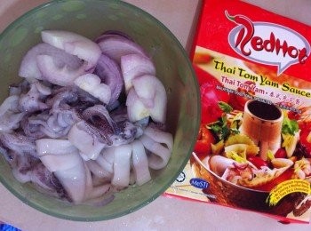 step1: 將蘇當去外皮，眼睛嘴巴。身上切圈，但不要切斷。