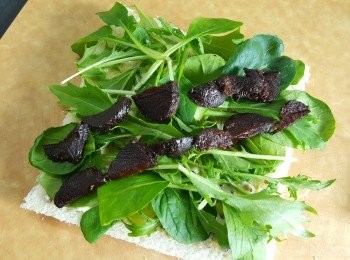 step3: 放上沙律菜及黑蒜。