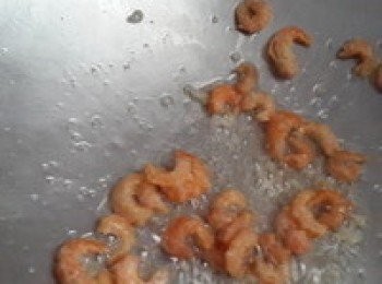 step3: 起油鍋~蒜末爆香放入蝦米炒出香味