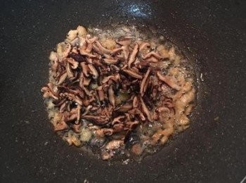 step5: 接著炒香香菇；
