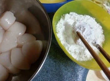 step3: 將帶子沾滿生粉