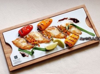 step5: 將海鱺魚片及彩色甜椒擺盤,撒上海鹽,甜椒丁及醬汁即完成