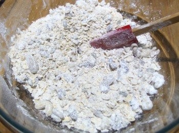 step7: 將麵粉等材料大略先混合一下。
