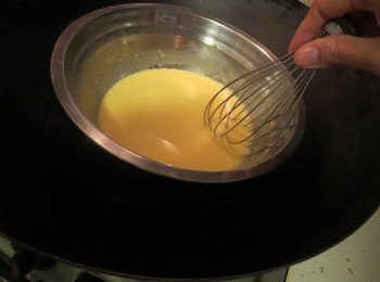 step2: 水熱后関火，隔熱水煮溶至滑
Melt milk, butter and sliced cheese using double-boiler method until thick. Remove it from double-boiler.