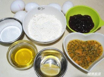 step1: 準備材料,蛋黃與蛋白分開(蛋白不能沾到蛋黃和水),低筋麵粉過篩