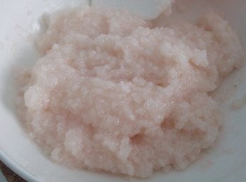 step4: 將道明寺粉混合物放於耐熱器皿內，蓋上保鮮紙留一小口，叮500w叮2分半鐘，拿出搞拌一下，再叮2分半鐘，靜置10分鐘。