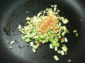 step10: (6) 煉油：平底鍋放入少許雞油，開中火，放入步驟(2)的韮白段、薑末、蒜末和蝦米碎。
