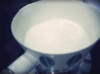 step2: 糖倒入牛奶中以小火慢慢加熱~~ 攪拌到糖都融化了..不用加熱到沸騰喔!!!