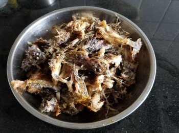 step6: 用薑片煎封至熟，加入少少鹽，胡椒粉稍為放涼