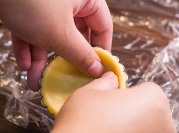 step13: 由中間底部往外按，按到<span class="group_1">撻皮</span>平均鋪好蛋撻模
（做法可參考影片：https://youtu.be/eqATOS7f-BQ）