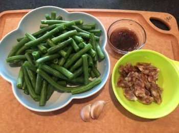 step1: 臘腸切片，四季豆切成約2吋長