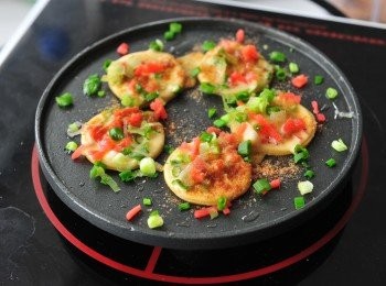 step3: 將章魚丸模在爐中燒熱，掃上油

直至油溫非常高，倒入麵糊，把摸具填滿後放入章魚粒，鰹魚碎，紅生薑及葱粒

大約一分鐘後，將章魚丸轉90度，再倒入麵糊，用竹簽弄至丸型

用竹簽不停翻動，再煎8-10分鐘便完成