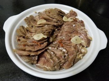 step8: 做法：

將牛展放湯滾 2 小時取出備用，起油鑊爆香蒜片，薑片，辣椒碎加約 700ml 水，放入醉雞湯料煮滾，將牛展放入一個盒或大碗，倒入煮好醉雞汁，(留意醉雞汁要浸過牛展)，再將 100ml 清酒倒入，攪拌好蓋好或用保鮮紙封好，放入雪櫃冷凍 1 晚，取出切片淋上少少醉雞汁，完成。