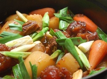 step9: 經過燉煮後蘿蔔的水份會釋出,牛筋滑嫩Q彈的口感擁有豐富的膠質,牛腩吸收了蔬菜的鮮甜,無論搭配白飯或加入少許高湯後也能變身為牛肉麵料理。起鍋後加入蒜苗可增加風味~