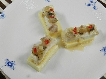 step8: 淋上炒好的蒜香魚皮