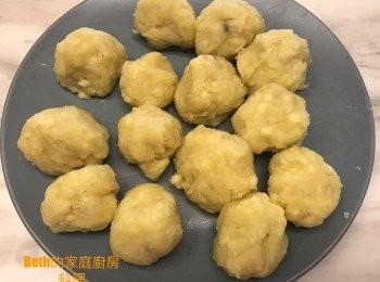 step4: 地瓜去皮切小塊蒸熟後，趁熱加入無鹽奶油拌勻。
此款日式地瓜蒸熟後不會出水。