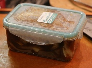 step8: 蓋上盒蓋，放入雪櫃冷凍約3-4小時至凝固，即成豬耳凍。