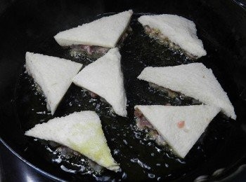 step5: 油溫約160度將吐司炸熟