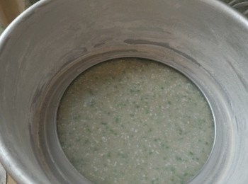 step4: 先在蛋糕模周邊抹油再撒低筋粉。