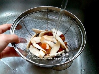 step2: 期間將生晒准山及圓肉用水沖一沖洗及瀝乾 , 果皮刮去囊撕成細片備用