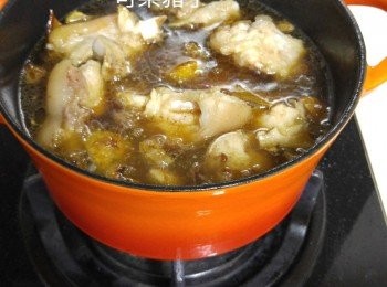 step3: 倒下绍酒，可樂蓋過豬手面，滾後轉细火煲1小時以上至熟淋，加少許鹽調味即可食用。