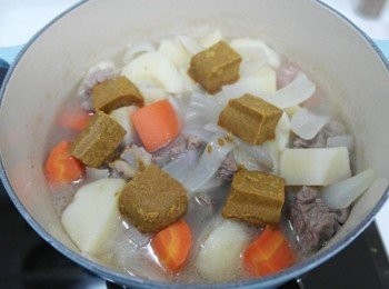 step5: 馬鈴薯和蘿蔔變軟後熄火~~ 加入咖哩塊攪拌!!!